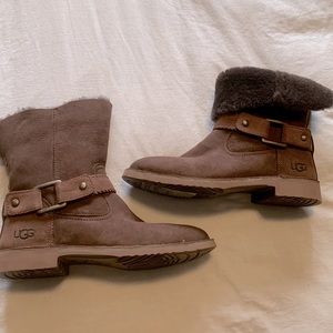 Brand NEW in box - UGG boots - Brown - Size 9